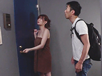 鮫島　地震で慌ててバスタオル一枚の姿て飛び出したもののドアが壊れてマンションの廊下で立ち往生している美乳おっぱいのお姉さんを助けてあげているうちにムラムラしてしまい夢中で巨乳に貪りついちゃった隣人男性　筧ジュン JavyNow女性向け無料アダルト動画