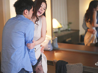 藍井優太　夫の友達のために恋人のふりをしているうちにイケナイ気持ちが芽生えてしまい成り行きSEXしてしまった美人人妻　小松杏 JavyNow女性のための無料アダルト動画