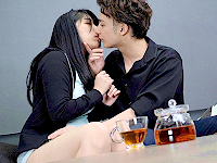 アレク　同棲しているのにセックスレスに陥り寂しさと不満が爆発し彼氏とケンカをして玄関を飛び出してしまった黒髪彼女が隣室に住むイケメンで優しい男性に話を聞いてもらっているうちに唇を奪われちゃうドキドキH みひな YouJizz 女性専用安心安全無料アダルト動画