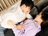 小梅　同じバイト仲間でお互いなんとなく好意を抱いていた二人の男女が一緒に飲みに行って酔いすぎてしまい急遽入ったラブホで一休みした後に告白して結ばれちゃうラブラブH 葉月もえ erovideo 女性のための無料アダルト動画